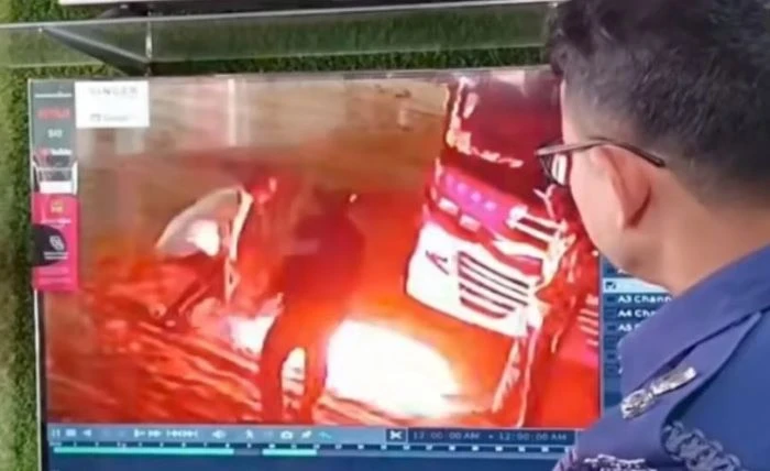 মাত্র ৪ মিনিটে পেট্রোল ঢেলে বাসে আগুন, সিসিটিভি ফুটেজ উদ্ধার করলো পুলিশ